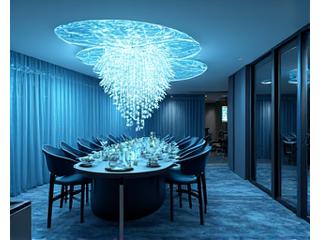 En digital 3D-modell av et rom som viser en unik, maritim-inspirert belysningsinstallasjon, med lys som reflekterer vannoverflater.