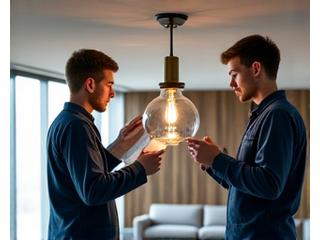 Dyktige teknikere fra Havbris Interiør installerer en skreddersydd belysningsarmatur i et elegant, maritimt interiør, med fokus på detaljer og finish.