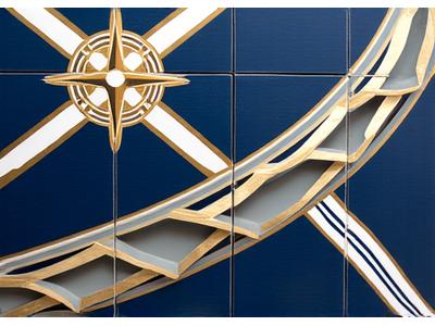 Geometriske former og maritime symboler som ankere i dekor