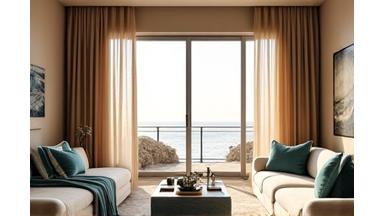 Et vakkert ferdigstilt maritimt inspirert rom, med dempet belysning og utsikt, ingen mennesker